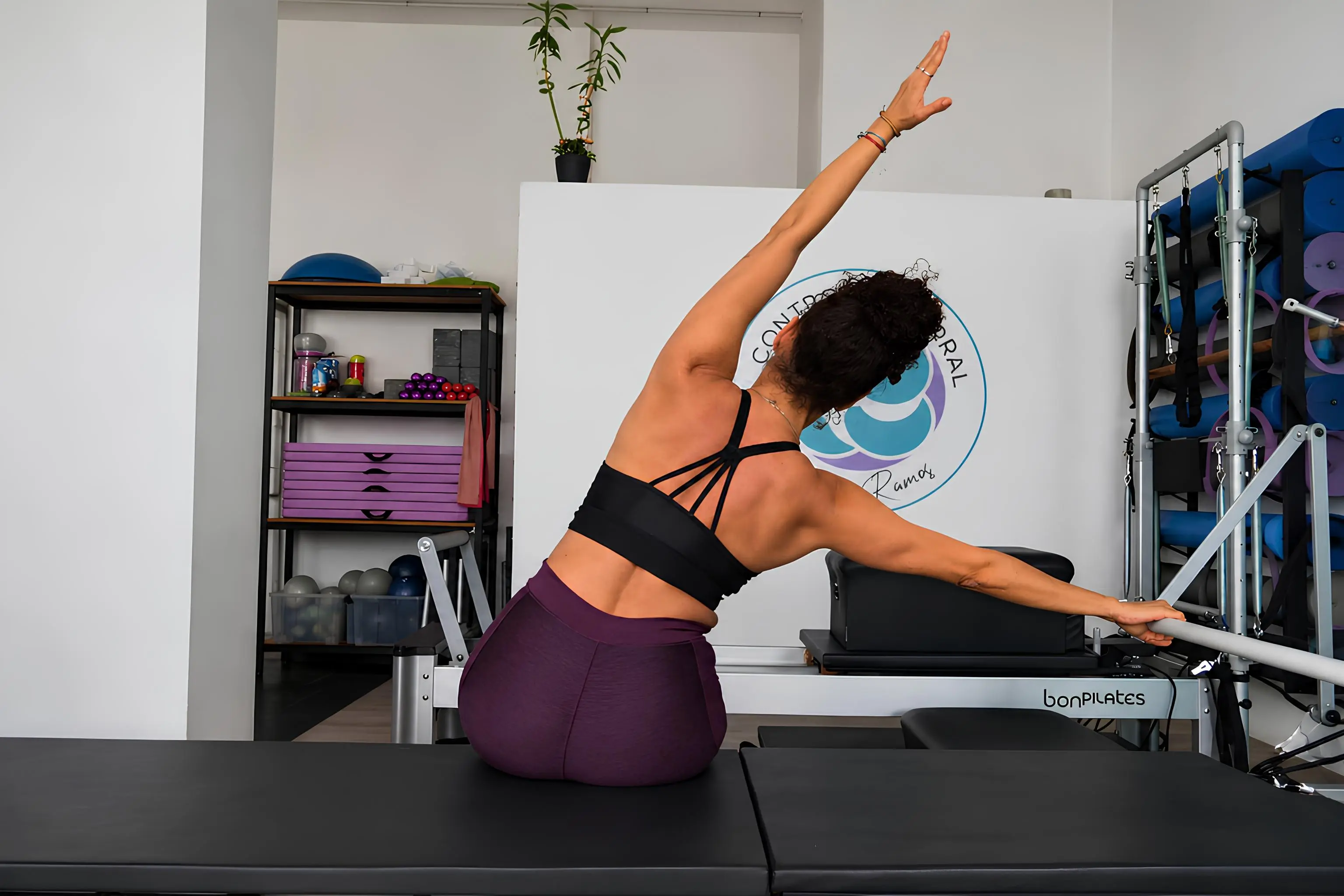 Yomara Ramos realizando un ejercicio de Pilates.